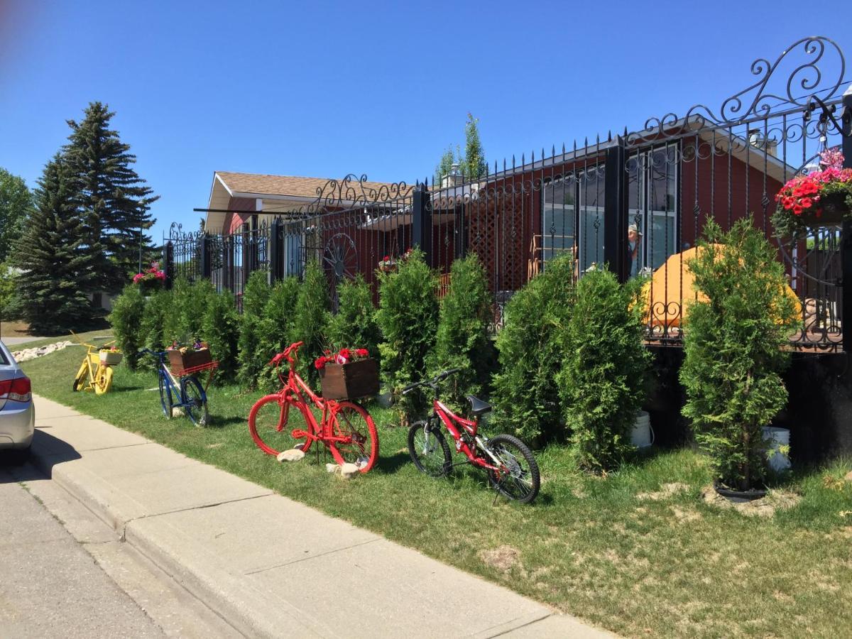 The Calgary Hub Hostel Style Home Exterior photo