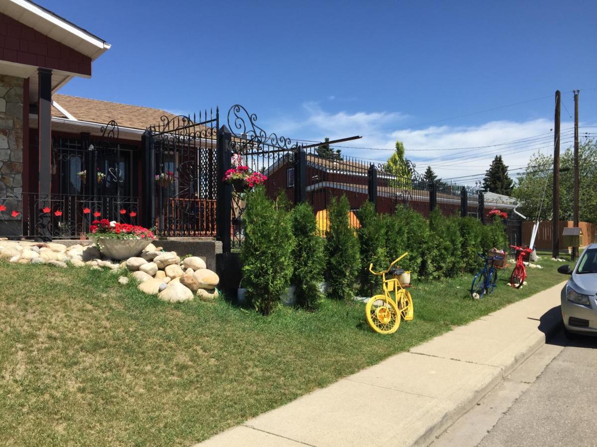 The Calgary Hub Hostel Style Home Exterior photo