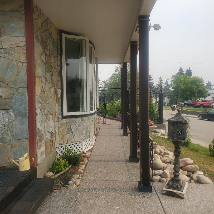The Calgary Hub Hostel Style Home Exterior photo